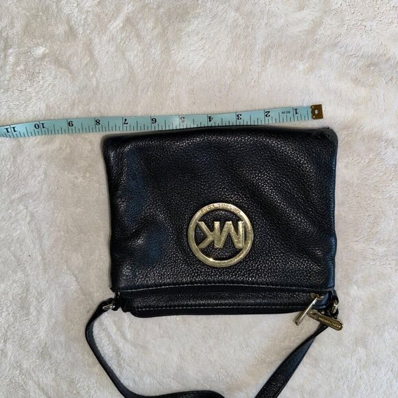 Elevate your style with this stunning Michael Kors crossbody bag. Crafted from l - Picture 9 of 13